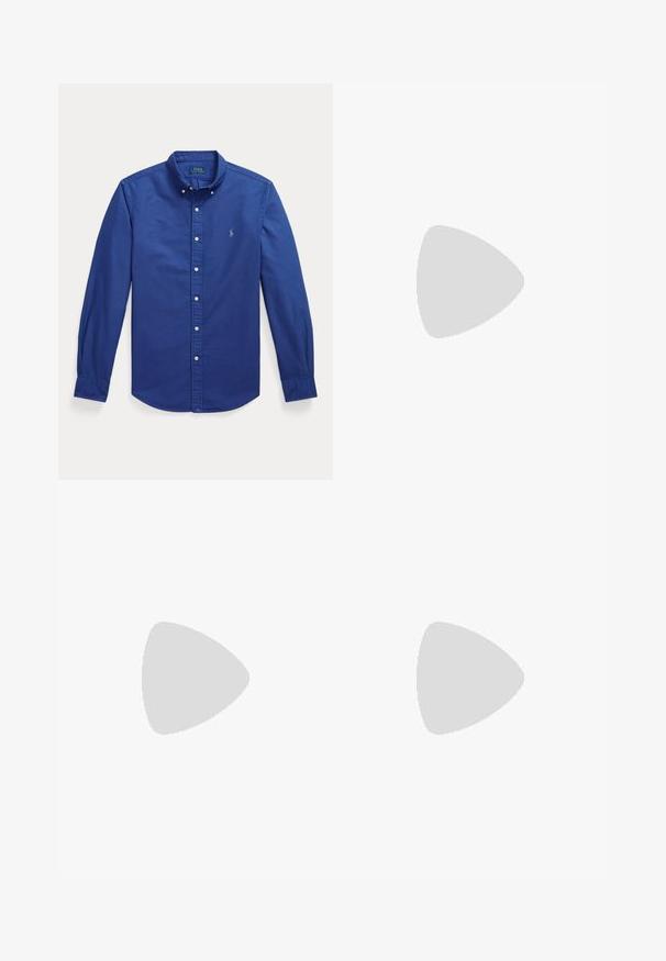 Modrá košeľa s dlhým rukávom na gombíky, gombíkovým golierom a malým vyšitým logom na ľavej strane hrude.; Tmavomodré džínsy z denimu s úzkym strihom. Majú päť vreciek, zips a kovové zapínanie na gombík. Hladká textúra s minimálnym vyblednutím.; Čierny kožený loafer s hrubou podrážkou, zaoblenou špičkou a zelenou štítkom s logom Polo na boku.; Malá čierna kabelka cez rameno s predným zipsovým vreckom, nastaviteľným popruhom a vyšitým logom hráča polom na koni.