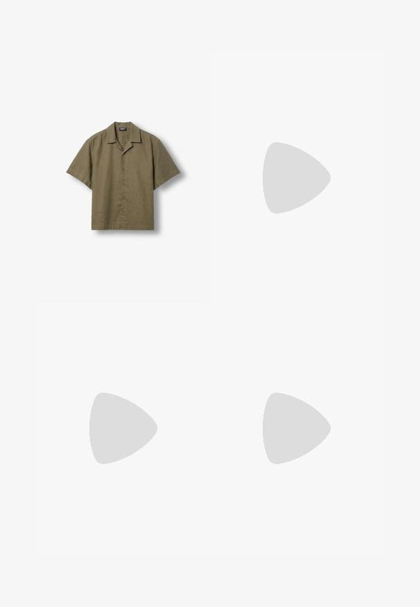 Chemise kaki à manches courtes avec boutons et col camp, présentée à plat sur un fond clair.; Shorts en coton marron avec une taille élastique et un cordon de serrage blanc, dotés de deux poches latérales et d'une coupe droite.; Stuart Weitzman BERKLEY - Mules - espresso; Lunettes de soleil rondes écaille de tortue avec verres verts et branches fines, signées Tom Ford sur le verre et la monture.