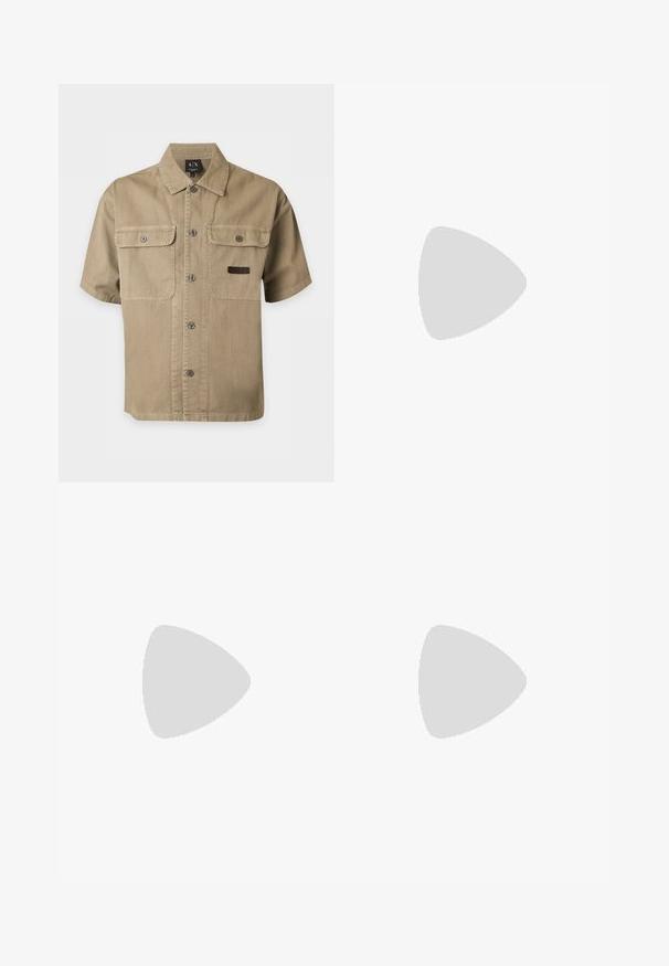 Chemise beige à manches courtes boutonnée avec deux poches poitrine, col pointu et étiquette de marque A|X à l'intérieur du col.; Pantalons en lin olive, ample, avec taille à cordon et jambes larges. Texture lisse, design minimaliste, sans motifs ni accents visibles.; Baskets basses en cuir blanc avec lacets blancs, semelle en caoutchouc plate texturée et coutures minimalistes, vues de côté extérieur sur fond blanc.; Sac banane en tissu marron foncé avec poche zippée en diagonale et petit logo blanc sur le devant, sur un fond clair uni.