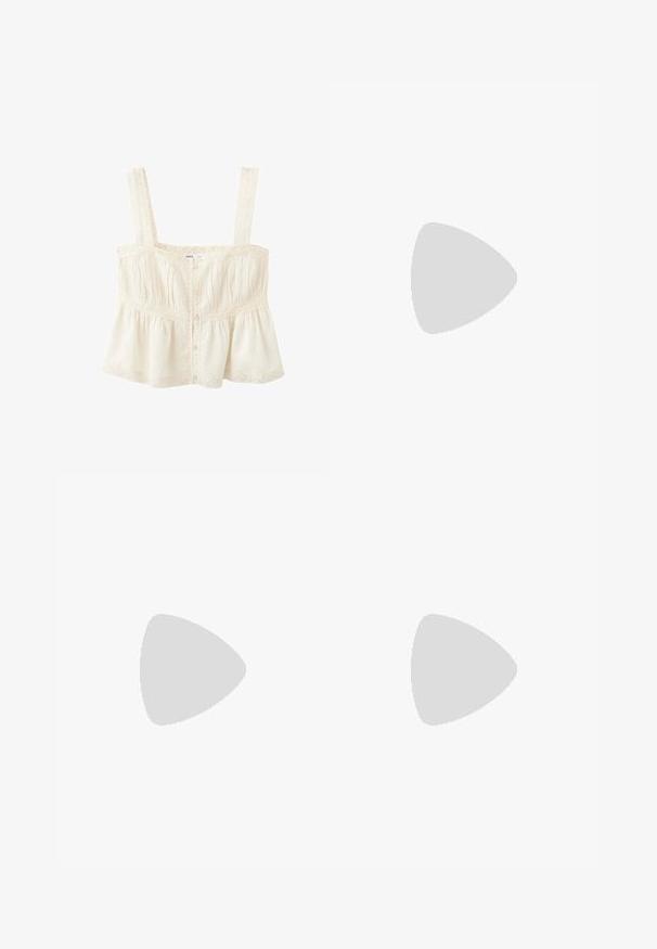 Crèmekleurige mouwloze top met brede bandjes, knopen aan de voorkant, kantdetails en een licht uitlopende, gerimpelde pasvorm.; Lichtblauwe denim shorts met een elastische tailleband, strikdetail, twee zijzakken en gestikte accenten.; Platte donkerbruine slipper met drie brede gekruiste leren riemen en een dunne zool.; Rechthoekige zonnebril met schildpadmotief, donkerbruine verloopglazen en licht gebogen pootjes, frontaal afgebeeld op een witte achtergrond.