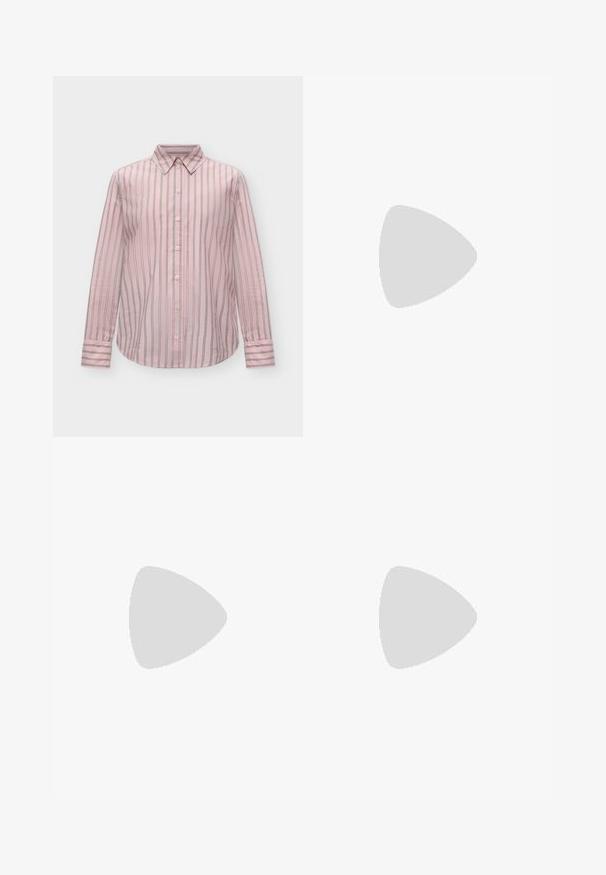 Roze overhemd met knopen en lange mouwen, verticale zwart-witte strepen, een puntige kraag en gestreepte manchetten op een lichte achtergrond.; Wijde broek gemaakt van een gladde, tan stof. Voorzien van een sluiting met knoop aan de voorkant, riemlussen en zijzakken. Strakke lijnen zonder zichtbare patronen.; Zwarte gepatineerde leren instappers met hak, voorzien van een ronde neus, een chunkier hak en een gouden hardware accent op de voorband.; Bruine leren riem opgerold met een glanzende gouden rechthoekige gesp en een klein rond metalen logo vlakbij de punt.