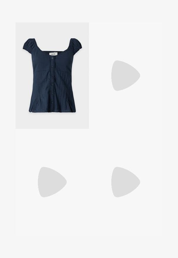 Blouse bleu marine à manches courtes avec fermeture boutonnée sur le devant, encolure carrée, manches froncées et détails discrets de coutures verticales.; Jean skinny court en denim bleu foncé avec fermeture frontale par boutons et surpiqûres orange, présenté sur fond blanc.; Chaussure plate Mary Jane bordeaux avec bout arrondi, finition brillante, bride latérale ajustable avec boucle argentée et semelle basse couleur tan.; Sac à main bordeaux en matériau brillant, de forme rectangulaire, avec deux anses et des accents légèrement courbés à l'avant.