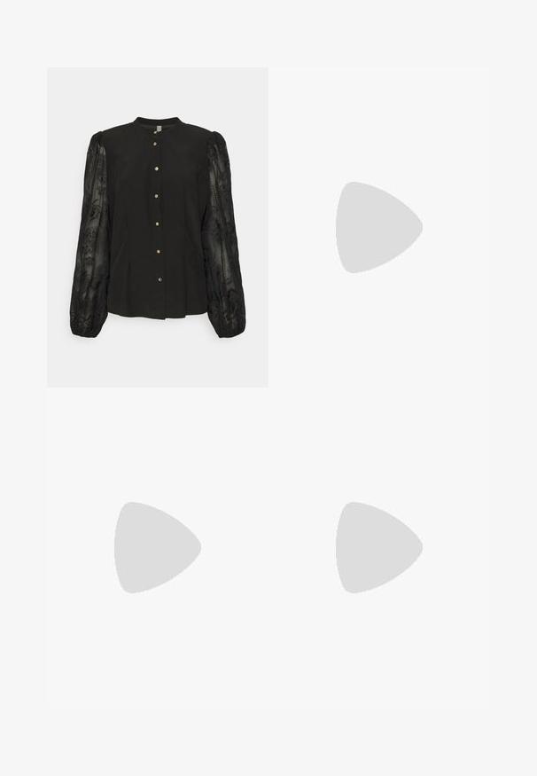 Schwarze Bluse mit Knopfleiste, rundem Kragen und durchsichtigen, bestickten Puffärmeln. Die Textur variiert zwischen durchgehend und Spitze.; Brauer Corduroy-Rock mit figurbetontem Design, vorderer Knopfverschluss, zwei seitlichen Taschen und vertikaler Rippstruktur über die gesamte Fläche.; Orangene Sandale mit Blockabsatz, mehreren schmalen Riemen und einer Schnalle am Knöchel. Glatte Textur und eckiges Zehendesign. Flache schwarze Sohle.; Schwarze Handtasche aus Kunstleder mit Krokodilstruktur, gerafftem oberen Teil und einem geschoppten Tragegurt. Sie wirkt weich und kompakt im Design.