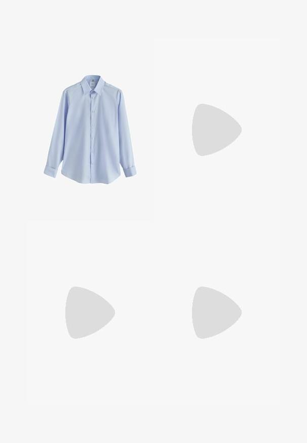 Lichtblauw overhemd met lange mouwen, knoopsluiting, puntkraag en manchetten, weergegeven op een witte achtergrond.; Donkerblauwe op maat gemaakte broek met knoop- en ritsluiting aan de voorkant, riemlussen en zijzakken, getoond op een witte achtergrond.; Bruine leren herenschoenen met gesloten vetering, ronde neus en zwarte zool, getoond in zijaanzicht op een witte achtergrond.; Lichtbeige stropdas met een subtiel diagonaal streepjespatroon, gemaakt van soepel materiaal, met een taps toelopende punt en een constante breedte.