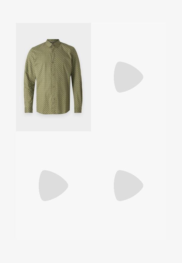 Camisa larga de manga verde con cuello tipo polo, que presenta un patrón de signos más en blanco y botones marrones en la parte delantera. Textura suave.; Pantalones grises con un diseño a medida, que cuentan con una cinturilla elástica, cierre de botón y piernas rectas; hechos de una tela suave y texturizada.; Mocasines de cuero negro con punta redondeada, diseño sin cordones y suela de goma gruesa con agarre texturizado. Tacón elevado y detalles de costura sutiles.; Cinturón de cuero negro con hebilla rectangular de metal plateado, diseño plano y textura suave. Los extremos se estrechan para facilitar el enhebrado.