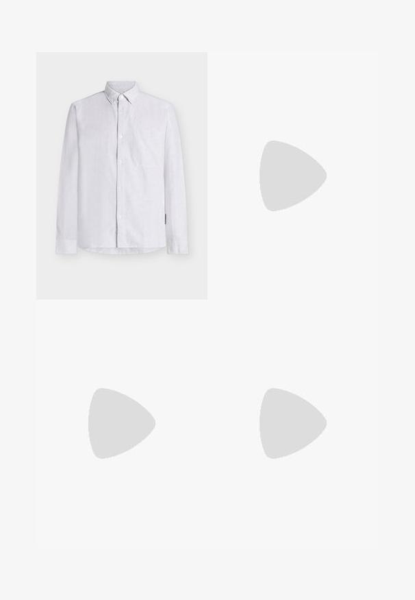 Chemise blanche à manches longues avec un bouton-pression, une poche poitrine et un motif texturé subtil. Confectionnée dans un tissu léger, avec un col classique.; Pantalon blanc à jambes droites avec bouton frontal et passants de ceinture, présenté sur un fond clair uni.; Mocassin homme en cuir noir avec un petit talon et une couture de style mocassin sur l'avant, vu de côté sur un fond uni.; Ceinture en daim noir roulée avec une boucle rectangulaire en métal argenté et une passant de ceinture cousu sur fond uni.