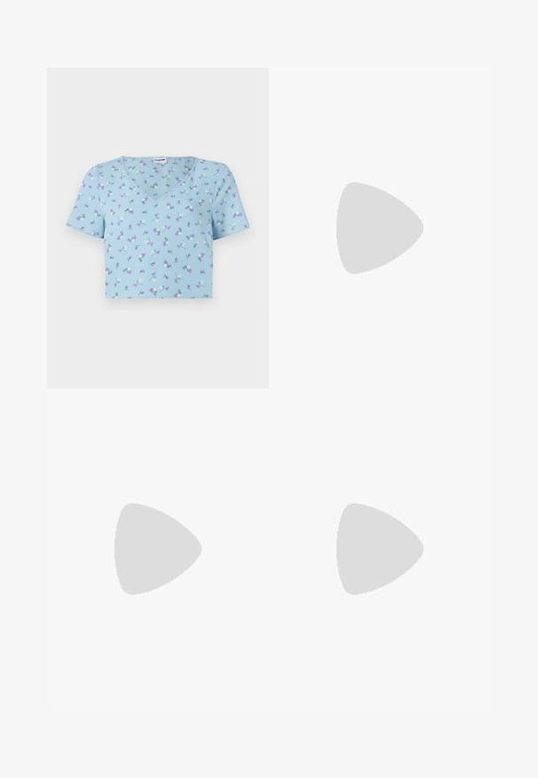 Lyseblå kortærmet V-hals t-shirt med et blomstermotiv, der har lilla og hvide blomster på et struktureret stof.; Sort nederdel med lodrette hvide striber, der har et lige design og små slidser i kanten. Glat tekstur, skræddersyet pasform.; Hvide ballerinasko i læder med spids tå, ankelsnor og lav sort hæl. Glat tekstur med minimale detaljer.; Sort håndtaske med quiltet tekstur, der har sølvhardware, en buet form og en enkelt justerbar rem. Lynlås lukning øverst.