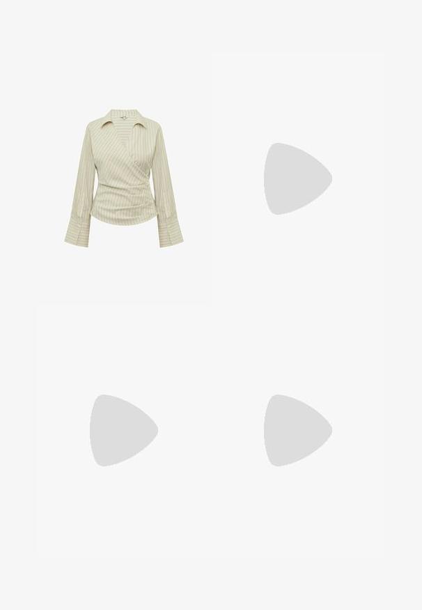 Cremefarvet bluse med tynde lodrette blå striber, slå-om front, lange ærmer med manchet og spidse krave.; Lys beige denimnederdel med slids foran, standard talje og klassisk fem-lommer design. Glat tekstur og minimalistisk stil.; Beige sneakers med lysegrønne accenter, fremstillet af blødt materiale, med et klassisk design, rund tå og hvide gummisåler.; Guldmetals ovale briller med klare linser. Skildpadde-mønster detaljer på stængerne. Justerbare næsepuder for komfort.