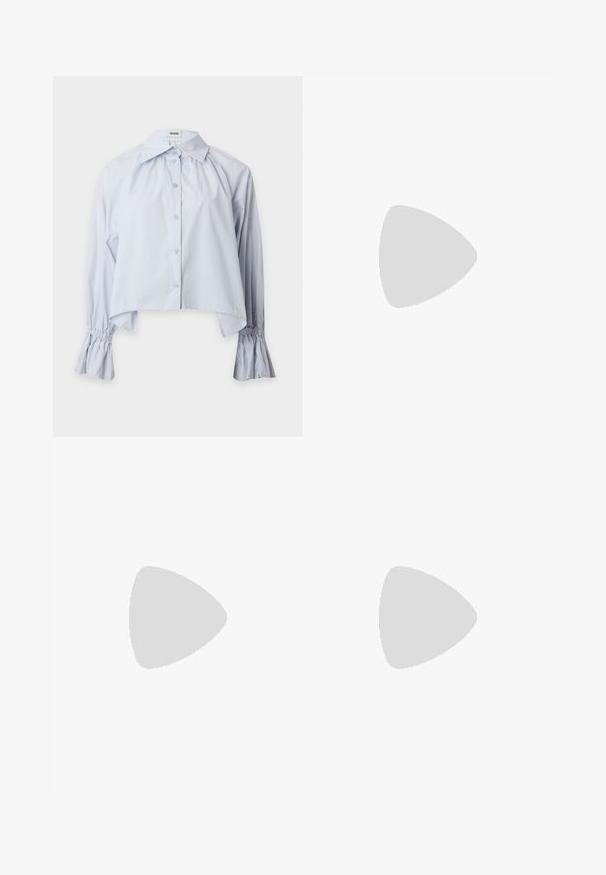 Lyseblå bluse med lange ærmer, knapper foran, bred krave, rynket stof ved skuldre og manchetter samt udfladede elastiske detaljer ved håndled.; Lyseblå denim A-line nederdel med høj talje, der har lodrette syninger og en bredere kant for ekstra bevægelse.; Beige højhælede mules med et stribet design. Har en firkantet tå, en glat tekstur og en slank hæl med en gylden accent ved bunden.; Cremefarvet blødt læder håndtaske med indsamlet design, sølvramme-lukkemekanisme, kort hank og aftagelig kæderem.