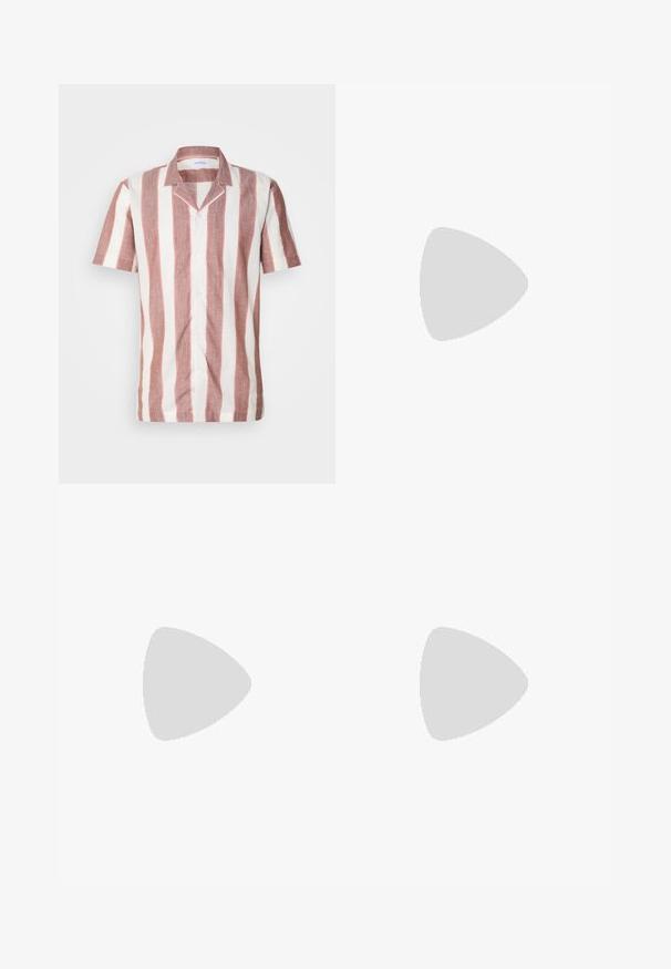 Kortærmet skjorte i let stof med brede lodrette striber i pink og hvid, med krave og frontknapper.; Beige plisserede shorts med et skræddersyet design, der har en glat tekstur og sidelommer, lukket med en skjult lynlås i taljen.; Beige ruskindsneakers med hvide gummisåler, rund tå og seks snøringshuller. Glat tekstur med minimalisk design.; Perle halskæde og matchende armbånd med sølv kæde låse arrangeret på en hvid baggrund.