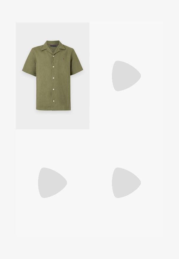 Chemise à manches courtes vert olive avec col campagnard et petit logo Tommy Hilfiger sur la poitrine gauche.; Short de bain marron avec imprimé floral tropical blanc et taille ajustable avec cordon.; Sandale noire à bout ouvert avec des brides croisées flottant au-dessus d’un tapis beige texturé dans un salon moderne.; Sac fourre-tout en toile noire avec deux bandoulières et un motif circulaire discret en relief sur le devant.