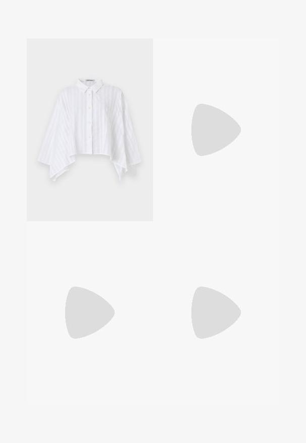 Hvid skjorte med knapper, brede, udvendte ærmer og kort skæring, med diskrete lodrette striber og en spids krave.; Henrik Vibskov SHANTS PANTS - Bukser - black; Sort damesandal i læder med tynde remme, en tå-loop, ankelspænde og en mellemhøj stiletthæl på en neutral baggrund.; Sølvmetal Marc Jacobs skuldertaske med sort justerbar rem, guldfarvet lynlås og stor guldfarvet dekorativ lås på hvid baggrund.