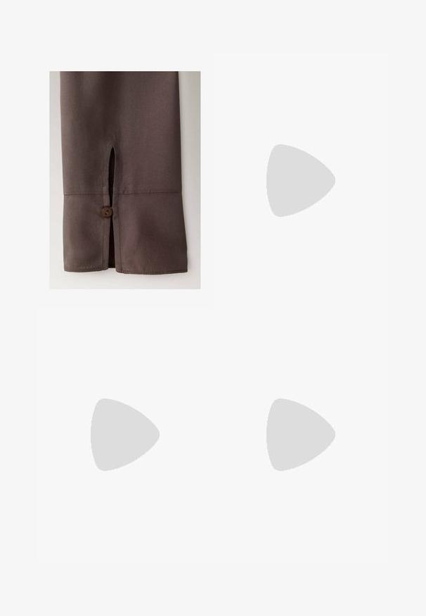 Bruine stoffen mouw met een kleine split en een bijpassende bruine knoop vlakbij de manchet op een effen achtergrond.; Donkerblauwe denim wijde broek met hoge taille, voorzien van vijf zakken en zichtbare stikseldetails. Schoon, minimaal ontwerp.; Beige suède klompen met een ronde neus, verstelbare band en gesp, kurken tussenzool en een gestructureerde zwarte rubberen zool voor voldoende grip.; Donkerbruine suède handtas in halve maanvorm met een enkele brede riem en een gladde textuur op een witte achtergrond.