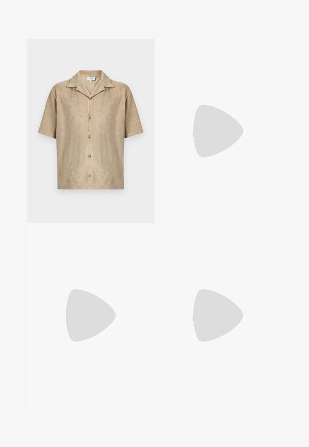Chemise beige à manches courtes avec col ouvert, quatre boutons sur le devant et tissu doux texturé par Maison Kitsuné.; Shorts gris foncé en matériau doux, avec une taille élastique et un cordon de serrage aux embouts argentés. Design simple sans poches.; Baskets blanches avec dessus en daim et cuir texturé. Caractérisées par un bout arrondi, une fermeture à lacets et une semelle en caoutchouc beige contrastante.; Sac cabas en toile noire avec deux anses, poche avant et "LES DEUX" brodé en bleu sur la poche avant.