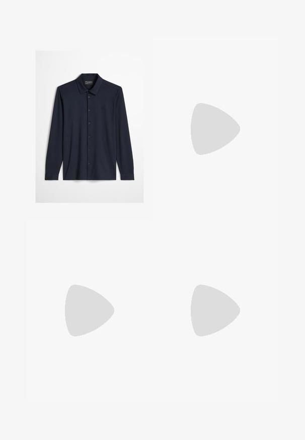 Mørk marineblå langærmet skjorte med knapper, krave og diskret broderet logo på venstre bryst mod en lys baggrund.; Blå denim jeans med høj talje, lige ben design og slidte finish. Har fem lommer og en knaplukning.; Hvid sneaker lavet af glat læder, rund tå, minimalistisk design, grå hælafsats og tekstureret gummisål.; Sort læderbælte med en sølvmetal spænde, der har en glat overflade og et klassisk design. Bæltet er pænt foldet.