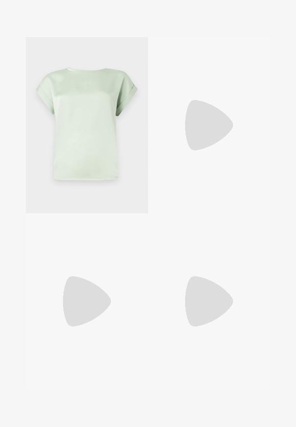 Blouse vert clair à manches courtes avec manches retroussées et encolure ronde, présentée à plat sur un fond blanc.; Leggings noirs en matériau lisse et brillant, dotés d'une taille haute et d'une coupe ajustée. Aucune couture ni embellissement visibles.; Chaussure à talon haut en cuir verni noir avec bout pointu et bride de cheville nouée à l'arrière, présentée sur un fond blanc uni.; Sac à main rectangulaire en cuir noir avec une longue bandoulière unique et une finition brillante, présenté sur un fond blanc uni.
