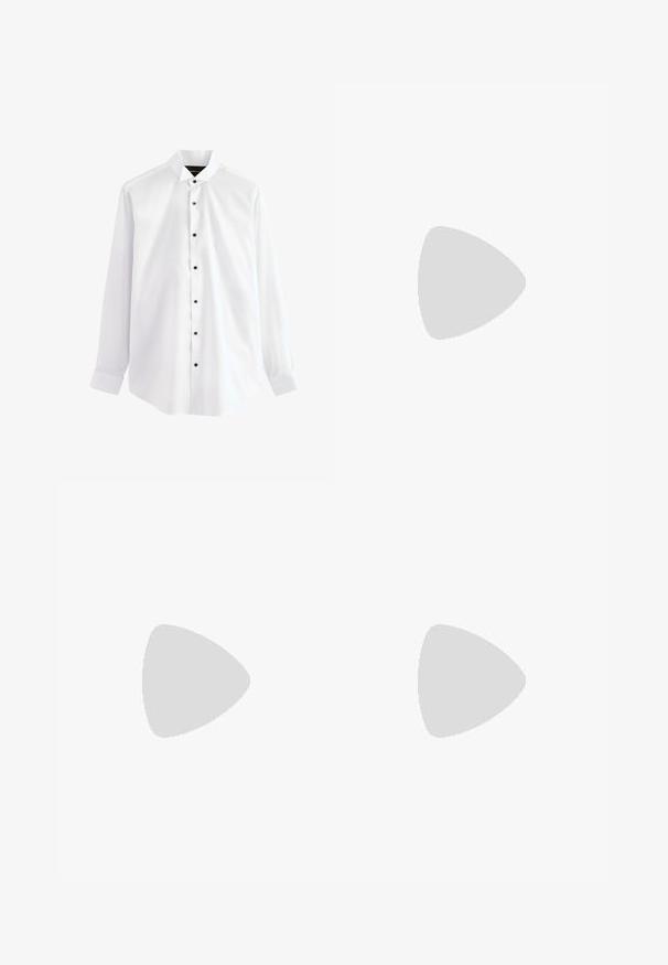 Camisa blanca de vestir de manga larga con botones negros, cuello puntiagudo y puños abotonados, exhibida sobre un fondo liso.; Pantalones negros ajustados con un corte slim, frente plano y un brillo sutil. Presentan una cinturilla negra suave y detalles de pliegue a lo largo de las piernas.; Zapato oxford de cuero negro brillante con puntera, cordones cerrados y tacón bajo, mostrado de perfil sobre fondo blanco.; Pajarita de tela negra con forma simétrica y un nudo central, mostrada sobre un fondo blanco liso.