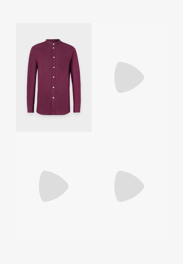 Chemise à manches longues en bordeaux profond, avec col officier, fermeture à boutons sur le devant, poche poitrine et texture douce en coton.; Pantalon noir ajusté avec une texture lisse, fermeture par bouton, passants pour ceinture, sans motifs ni accents visibles.; Mocassin en cuir noir brillant avec un petit talon et une bride sur le dessus, vu de côté sur fond blanc.; Ceinture en cuir noir avec une texture lisse, boucle rectangulaire en argent et une boucle pour l'extrémité. Présente des coutures soignées le long des bords.