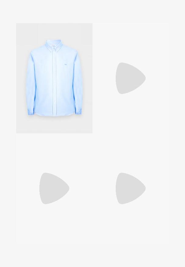 Chemise bleu clair à manches longues avec des boutons, col boutonné et petit logo de renard sur le côté gauche de la poitrine.; Jeans oversize bleu clair avec un délavage, featuring une fermeture à un bouton, cinq poches et des coutures contrastées.; Mocassin en cuir noir avec semelle épaisse en caoutchouc et col texturé, vue latérale sur fond clair uni.; Sac à dos en cuir noir avec une poche avant zippée et une fermeture à rabat supérieur, sur un fond clair uni.