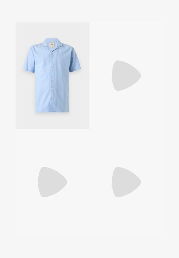 Chemise bleu clair à manches courtes avec col classique et boutons blancs, présentée à plat sur fond blanc.; Short en denim bleu clair avec poches avant, passants de ceinture, bouton en métal et fermeture éclair sur un fond blanc uni.; Sneaker en cuir noir avec des rayures blanches, semelle en caoutchouc texturée et devant à lacets. Présente une étiquette de marque sur la languette.; Lunettes de soleil grises de forme rectangulaire, fabriquées en plastique translucide. Verres foncés et branches fines avec un subtil détail de logo sur le côté.