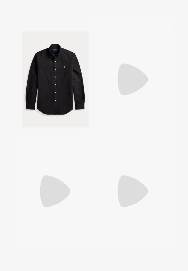 Čierna košeľa s dlhým rukávom na gombíky, s gombíkovým golierom a malým žltým logom Polo Ralph Lauren na ľavej strane hrudníka.; Čierne nohavice s rovnými nohavicami, piatimi vreckami, zapínaním na gombíky a opaskovými pútkami, zobrazené na jednoduchom svetlom pozadí.; Biele kožené nízke tenisky s bielymi šnúrkami a zlatým logom Polo Ralph Lauren na boku a "Polo" vyrazeným na podrážke.; Čierny kožený opasok s čiernou obdĺžnikovou prackou so zapusteným logom hráča póla.