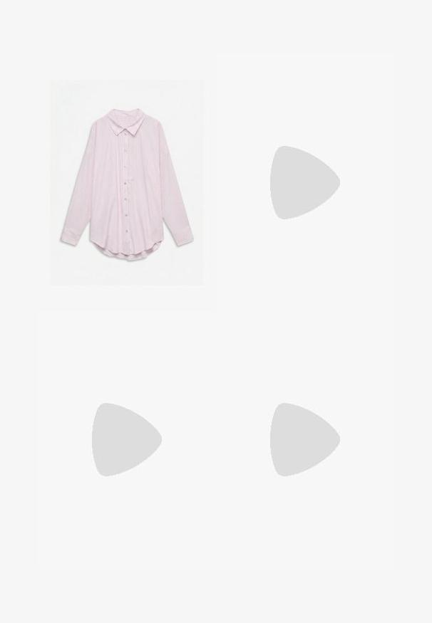 Lichtroze overhemd met lange mouwen met dunne verticale witte en roze strepen, puntige kraag en afgeronde zoom.; Marineblauwe wijde broek gemaakt van zacht, rekbaar materiaal. Kenmerkt zich door een vlakke tailleband en een gladde textuur; geen zichtbare patronen of hardware.; Benen met donkere geribbelde leggings gecombineerd met zwarte ballerina's met kleine strikdetails op een witte achtergrond.; Zwart suède tote bag met twee handvatten aan de bovenkant en een afneembare schouderriem. Rechthoekige vorm met een gladde textuur en minimale stiksels.