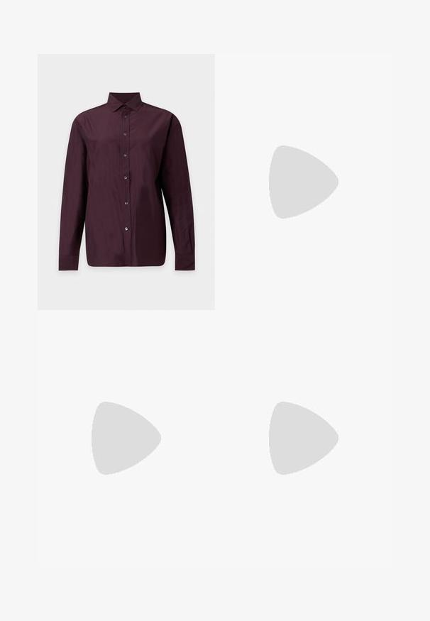 Chemise boutonnée à manches longues de couleur violet foncé avec col et manches à poignets, sur un fond clair uni.; Pantalons larges bourgogne en tissu lisse, dotés d'une fermeture éclair, d'un ajustement sur mesure et de lignes épurées pour un aspect structuré.; Chaussure plate en cuir noir pour femme, avec bout pointu et petit talon, vue de côté sur un fond gris clair uni.; Petit sac pochette en cuir bordeaux avec fermoir métallique argenté et bracelet sur fond blanc.