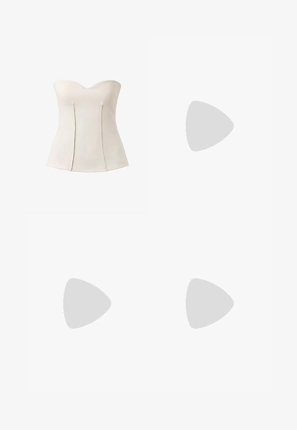 Haut corset blanc sans bretelles avec coutures structurées et légère évasement à la taille, conçu pour une silhouette ajustée.; Mini-jupe plissée blanche avec une taille à cordon et un tissu doux et structuré, posée à plat sur un fond blanc.; Ballerine plate en cuir verni rouge avec un petit nœud sur le dessus et un petit talon, vue de côté sur un fond blanc.; Sac bandoulière en cuir marron foncé avec une forme souple et décontractée et une anse nouée torsadée sur un fond blanc uni.