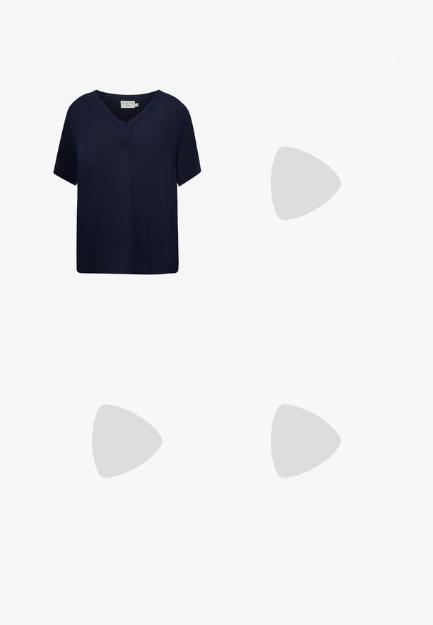 Blouse à manches courtes bleu marine avec un col en V et un petit détail de patte. Fabriquée en tissu lisse avec une coupe décontractée.; Pantalon sur mesure bleu marine, avec une texture lisse, présentant des plis à l'avant et une taille élastique pour le confort.; Baskets de sport blanches avec un dessus en cuir texturé, des détails perforés, une semelle épaisse et un logo discret sur le côté et le talon.; Boucles d'oreilles en argent, de forme circulaire, avec une texture lisse et brillante, et une largeur constante. Design minimaliste sans accents supplémentaires.