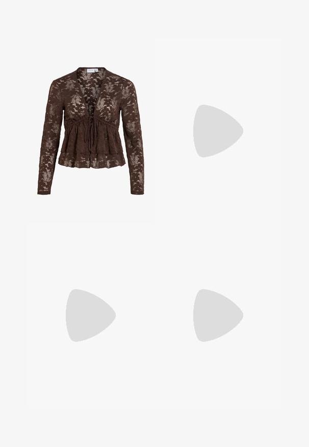 Bruine kanten blouse met lange mouwen met bloemenpatronen, V-hals, strikceintuur en een peplumzoom.; Bruine flared pants van een zachte, suede-achtige stof. Beschikt over vier zakken, een knoopsluiting en een gladde, gestructureerde oppervlakte.; Zwarte leren enkellange laarzen met een spitse neus, een gladde textuur en een zilveren gesps Accent aan de zijkant. Stevige vierkante hak.; Kleine zwarte glanzende handtas met twee lange hengsels en zijkant trekkoord details op een effen lichte achtergrond.