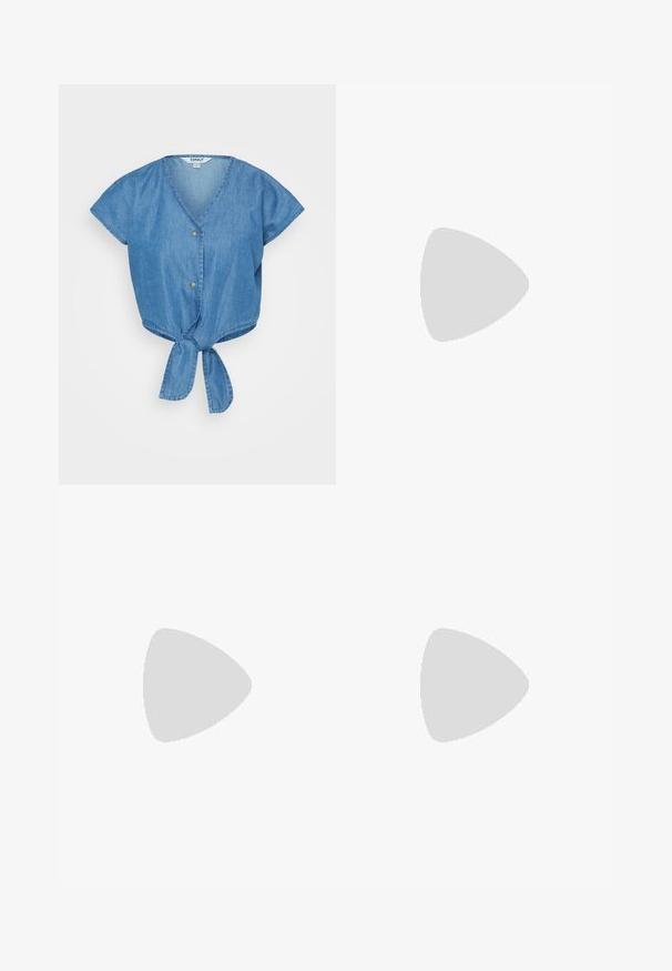 Blå denim top med V-hals, korte ærmer og en knyttet frontkant. Har to knapper og et let tekstureret stof.; Hvide vidde bukser med høj talje, frontsyninger og bæltestropper, vist på en ensfarvet lys baggrund.; Sorte ankelstropper højhælede sandaler med blank overflade. Ankelrem med spænde. Åben tå design med krydsdetaljer.; Sort læderhåndtaske med to frontlommer og sløjfedetaljer, med solide håndtag og en struktureret rektangulær form.