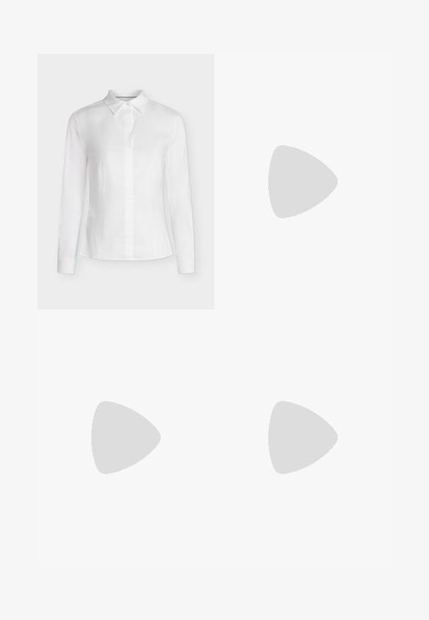 Blusa blanca ajustada de manga larga con cuello puntiagudo, parte delantera abotonada y costuras entalladas, presentada sobre un fondo liso.; Pantalones negros ajustados con corte slim, parte delantera plana y dos bolsillos traseros. Confeccionados con un tejido suave y un detalle de costura sutil a lo largo de las costuras.; Mocasín de cuero negro con costura tipo moc toe, tacón bajo y diseño sin cordones sobre un fondo neutro.; Bolso de piel negra con dos asas superiores y una correa de hombro desmontable. Presenta una textura suave y un diseño minimalista con un sutil logotipo.