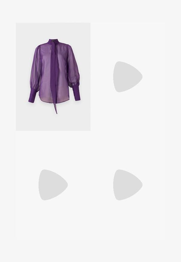 Lilla gennemsigtig bluse med høj krave, bindedetalje og lange, puffede ærmer. Har knapdetaljer på ærmekanterne.; Sorte skræddersyede bukser med slim fit, glat front og to baglommer. Lavet af glat stof med fin syning langs sømmene.; Sort ruskind højhælet sko med spids tå og tynd ankelrem med lille guldbæltespænde.; Sorte læderhåndtaske med struktureret design, top hanke, justerbar skulderrem og guldhardware detaljer, herunder navneskilt.