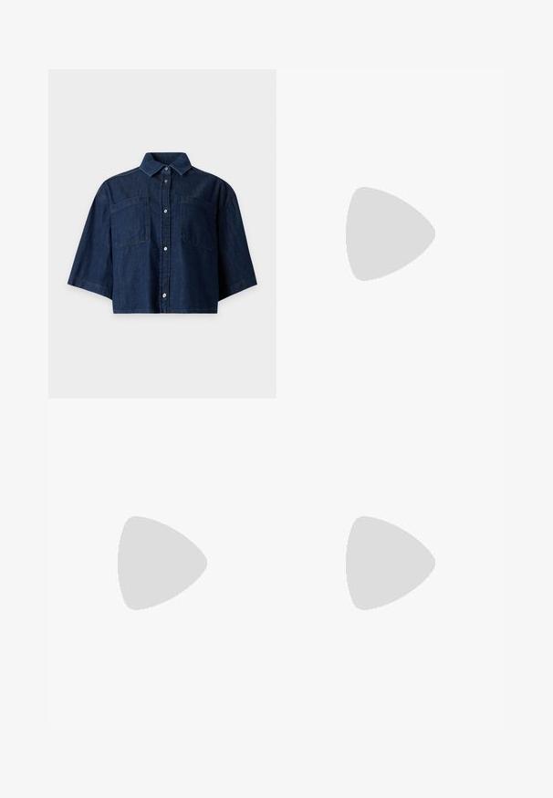 Chemise en jean bleu foncé courte avec manches courtes larges, deux poches poitrine à l'avant et fermeture à boutons devant sur fond clair.; Jupe longue bordeaux avec un design plissé et une ceinture élastique. Texture lisse, forme pleine, et longueur jusqu'au sol.; Chaussure à talon haut en cuir verni noir avec un bout pointu et un accent doré au talon. Texture lisse et silhouette élégante.; Sac à main Love Moschino en cuir noir souple avec poignée nouée et bandoulière chaîne dorée sur fond blanc.