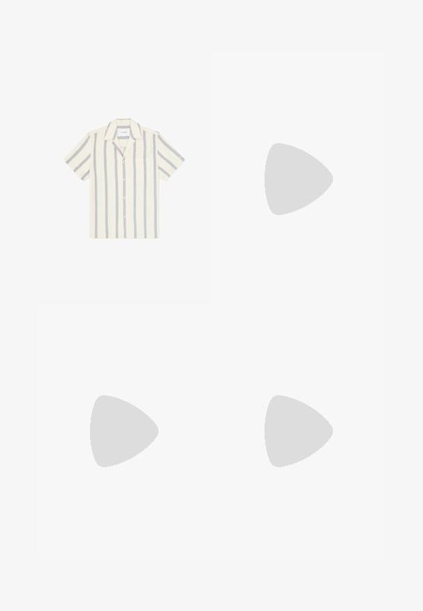 Chemise à manches courtes de couleur crème avec des rayures verticales bleues et marron clair. Dispose d'un col pointu et d'une poche poitrine. Fabriquée en tissu léger.; Shorts pour hommes à rayures verticales en vert, rouille, marine et beige, avec une taille élastique, un bouton et des poches latérales.; Sandale tongs plates noires avec une large bride d’orteil et une semelle texturée, vue de profil sur fond blanc.; Petit sac bandoulière noir compact avec poche zippée à l'avant, bandoulière réglable et tissu texturé sur fond uni.