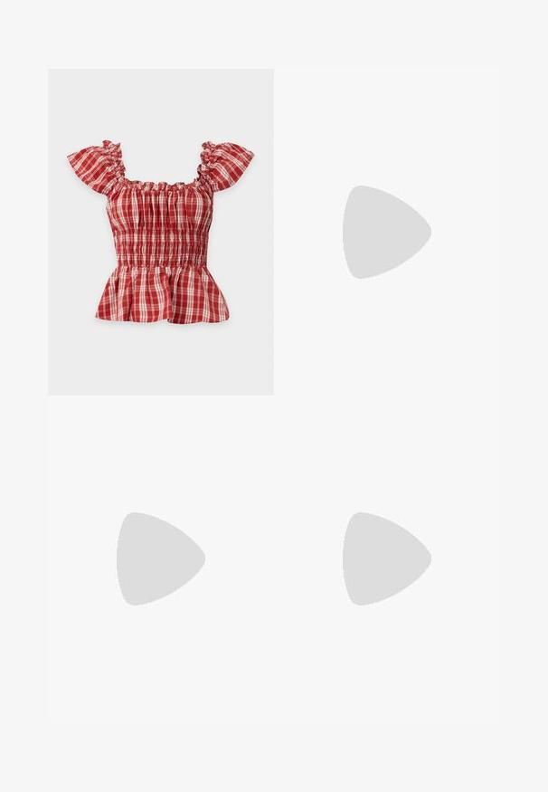 Blusa de manga corta a cuadros rojos y blancos con escote fruncido, cuerpo fruncido y bajo con vuelo.; Shorts blancos con pequeños estampados de fresas rojas por toda la prenda, con un dobladillo con volantes y cintura elástica para mayor comodidad. Hechos de una tela ligera.; Filippa K REY FLATS - Bailarinas - bright red; Bolso tejido de cuero marrón con una sola correa y parte superior curva sobre un fondo blanco liso.