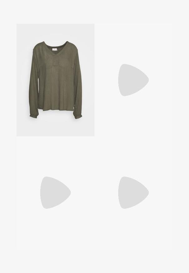 Oliivinvihreä pitkähihainen paita, jossa on V-kaula-aukko ja pieni etupaneeli. Rakenteellinen, kevyt kangas ja nappikiinnityksellä varustetut hihansuut.; Off-white -väriset leveälahkeiset housut, joissa on etutaskut, vyölenkit sekä hopeanväriset napit vyötäröllä ja taskujen reunoissa.; Vaaleat beige-tossut, joissa on yhdistelmä mokkaa ja verkkomateriaaleja. Suunnittelu sisältää näkyvän valkoisen logon ja harmaita yksityiskohtia. Kumia oleva pohja.; Vihreä nahkainen käsilaukku, jossa on sileä pintakuvio, pyöreä muoto ja kaksi yläkahvaa. Minimalistinen muotoilu ilman näkyvää metalliosaa.