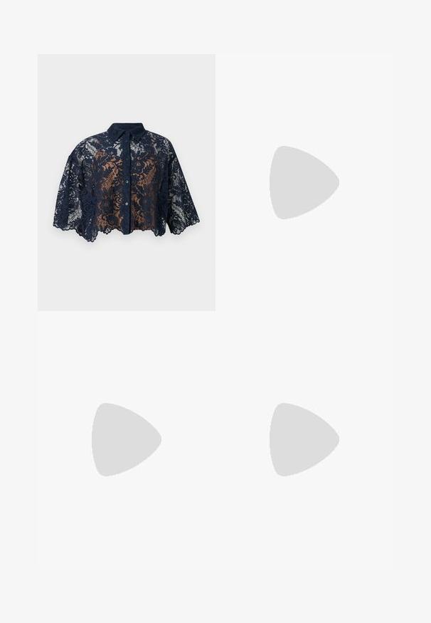 Marineblauw kanten cropped blouse met bloemmotief, knoopsluiting aan de voorkant, kraag en brede geschulpte mouwen.; Rabanne Wijde jeans - black; Zwarte leren slingback hoge hakken met een puntige neus, met een uitsparing aan de voorkant en een dunne stilettohak.; Roze leren bucketbag met een getextureerde afwerking, voorzien van een trekkoordsluiting en goudkleurige hardware. Geaccentueerd met een logodetail.