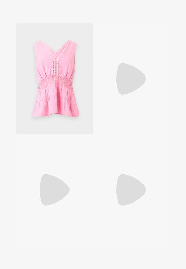 Ærmeløs rosa bluse med V-hals, blonde detaljer langs udskæring og talje, indsamlet stof og en udvidet, lagdelt kant.; Løse orange bukser med stort blomstermønster i pink og rød samt elastisk talje med snøre.; Cremefarvede blokhælede sandaler med snoede stropper og en flad tåbund. Glat syntetisk materiale med en mat finish.; Flettet stråtaske med fletninger til håndtagene og et rødt og hvidternet bånd bundet som en sløjfe på den ene side.