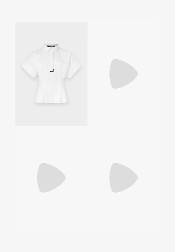 Witte kortarmige shirt met een kraag, voorzien van een voorkant met knopen en een zwarte accentdetail op de kraag. Getailleerde pasvorm.; Off-white casual shorts met elastische tailleband en gestrikte trekkoorden, gemaakt van lichtgewicht stof voor comfort.; Zwarte leren kniehoogte laars met blokhak en decoratieve band met gouden gesp boven de enkel, zijaanzicht op witte achtergrond.; Zwarte leren handtas met afgeronde hoeken, asymmetrische klep, metalen ronde sluiting en zowel korte als lange schouderriemen.