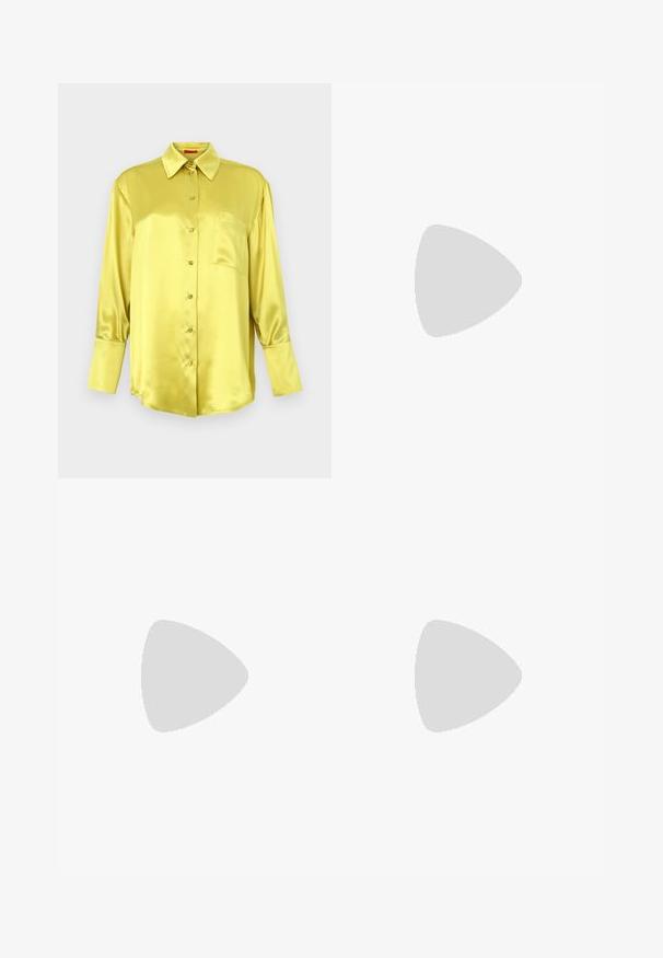 Camisa amarilla de satén con botones, mangas largas, cuello clásico, un bolsillo en el pecho y detalles de botones en la parte frontal. Textura suave.; Pantalones ajustados de color azul marino hechos de una tela suave, con un frente plano, piernas rectas y un sutil acento plateado en la cintura.; Bailarina de cuero negro con punta redonda, con una fina correa y herrajes circulares dorados. Textura suave y diseño minimalista.; Bolso de mano de cuero marrón acolchado con una correa de cadena dorada, acentos de herrajes dorados y un cierre prominente. Presenta un patrón texturizado.
