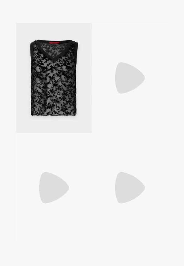 Sort ærmeløs top med en gennemsigtig blomsterlacemanchet, V-hals-design og sort kant ved halsudskæringen og ærmegab.; Sorte satinbukser med brede ben, der har frynse detaljer langs sidesømmen og en flad front talje. Ensfarvet bag uden lommer.; Sort laklæderslingback med lille hæl, spids tå og justerbar guldlåsrem på hvid baggrund.; Sort skuldertaske i laklæder med sølv spænde og sølv kæderem, vist mod en ensartet lys baggrund.
