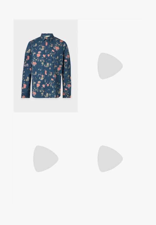 Blauw shirt met lange mouwen met roze en beige bloemenpatroon, knoopsluiting aan de voorkant en standaardkraag, getoond op een effen lichte achtergrond.; Beige katoenen chinos met een rechte pijp, voorzien van een voorknopsluiting en subtiele stiksels. Gladde textuur en geen patronen.; Zwarte lage sneaker met beige hielstuk, dikke witte rubberen zool, zwarte veters en een klein "PS Paul Smith" label aan de zijkant.; Donkerbruine stoffen heuptas met diagonale ritssluiting en klein wit logo aan de voorkant, tegen een effen lichte achtergrond.
