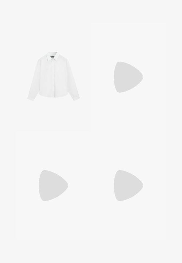 Wit overhemd met lange mouwen en knopen met kraag, plat liggend tegen een witte achtergrond.; Donkerblauwe denim jeans met rechte pijp en een donkerbruine riem door de lussen van de taille geregen.; Zwarte leren low-heeled pump met een spitse neus, enkelbandje en een gestructureerde afwerking. Eenvoudig ontwerp met een stevige blokhak.; Zwarte rechthoekige leren handtas met twee lange schouderbanden en een ritssluiting aan de bovenzijde.