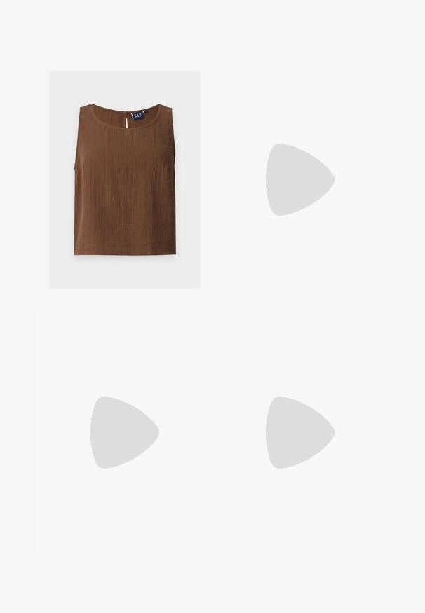Ærmeløs brun top med tekstureret stof, rund halsudskæring og lille knaplukning bagpå, mærket GAP indeni.; Beige knælange bomuldsshorts med bæltestropper, frontlommer og lynlås foran på hvid baggrund.; Brune ruskinds sneakers med rund tå, tekstureret overdel og orange detaljer. Har flade snørebånd og en gummisål.; Blød brun ruskind skuldertaske med en enkelt rem og sølvfarvet metal hardware på en ensartet lys baggrund.