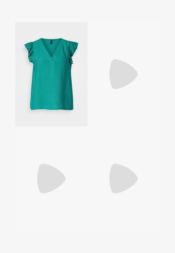 Blusa de tono verde azulado con escote en V y mangas cortas con volantes, hecha de una tela suave con un brillo sutil y un corte relajado. Sin herrajes visibles ni patrones.; Pantalones de pierna ancha de color óxido, hechos de tela acanalada con cintura elástica, que presentan una textura suave y un ajuste relajado.; Sandalia de tacón alto beige con correa en el tobillo y tacón cuadrado, mostrada en ángulo contra una pared de azulejos y una superficie de suelo texturizada.; Bolso bandolera pequeño y rectangular de cuero amarillo pálido con correa de cadena dorada y logo de Michael Kors en el frente.