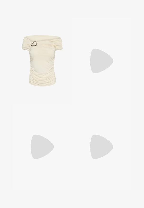Top crema con escote off-the-shoulder fruncido, con hebilla plateada de forma abstracta en el escote, silueta ajustada con detalles de tela recogida.; Falda mini de cuero beige con un diseño ajustado, textura suave y una costura central que corre verticalmente por la parte posterior.; Sándal de tacón de cuero negro con punta cuadrada, correa en el tobillo con hebilla dorada y un tacón metálico esbelto. Textura suave, diseño minimalista.; Pequeño bolso tote gris con asas cortas y correa desmontable, con el texto "KARL LAGERFELD PARIS 21 RUE ST-GUILLAUME" en blanco en el frente.
