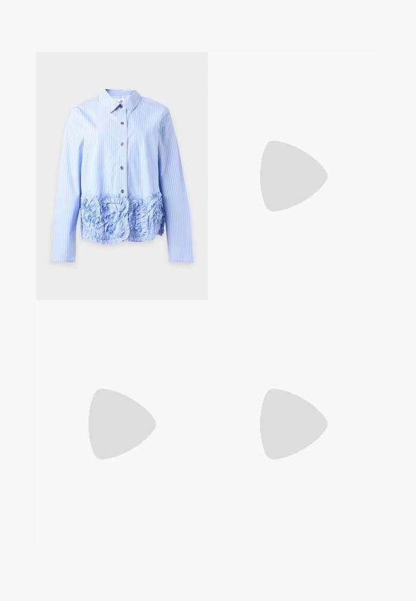 Chemise à manches longues rayée bleu et blanc, boutonnée, avec un col et un détail de volants texturés le long du bas devant.; Short en jean bleu foncé avec fermeture à bouton et zip, passants pour ceinture et léger détail froncé aux ourlets des jambes sur fond uni.; Ballerines beiges avec un dessus en maille tissée, semelle plate et un nœud décoratif sur l'orteil. Design minimaliste avec un profil fin.; Sac à main en cuir couleur crème avec dessus froncé, doubles poignées, serrure dorée gravée "Marc Jacobs" et pendentif clé attaché sur fond blanc.
