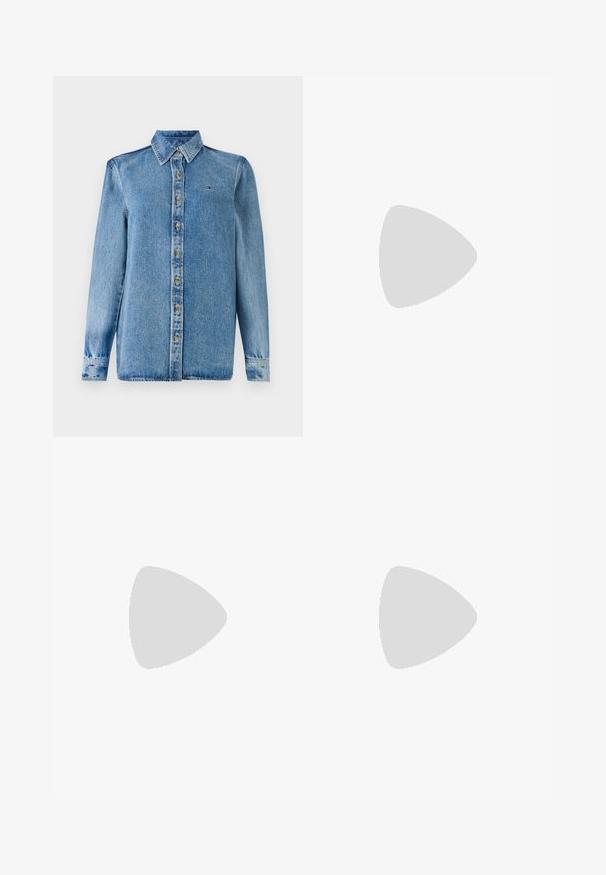 Tommy Hilfiger LANA SHIRT - Chemisier - blue denim; Jean large à taille haute bleu clair avec un effet délavé, bouton frontal, fermeture éclair et design classique à cinq poches.; Baskets blanches montantes avec un design à lacets, détails perforés et "CPNHGN" imprimé sur le côté, sur un fond blanc uni.; Sac à épaule blanc avec bandoulière ajustable et écusson logo Tommy Jeans sur le devant, sur fond uni.