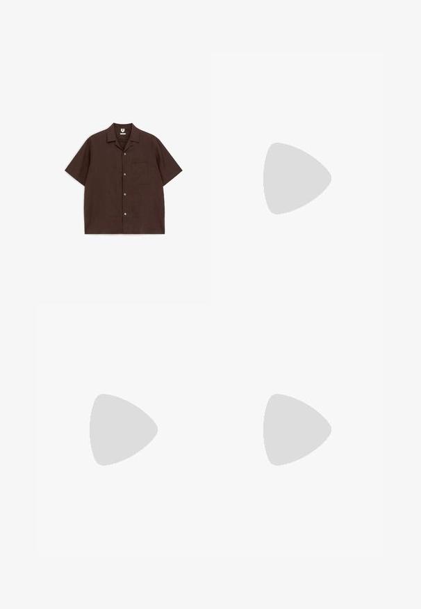 Donkerbruine korte mouwen blouse met knopen, kraag en borstzak, plat gelegd op een witte achtergrond.; Bruine geplooide knielange shorts met zijzakken, riemlussen en een knoopsluiting, met het label "WEEKDAY" op de binnenband.; Zwarte leren slip-on sandaal met drie gekruiste bandjes, platte zool en een gladde textuur, boven een geweven natuurlijk vezel tapijt.; Ray-Ban zonnebrillen met groene lenzen, zwarte plastic monturen en gouden accenten aan de randen. Vierkante vorm met een matte afwerking.